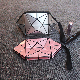 菱格半圆形化妆包小巧精致随身高颜值口红收纳包便携手拿专柜赠品