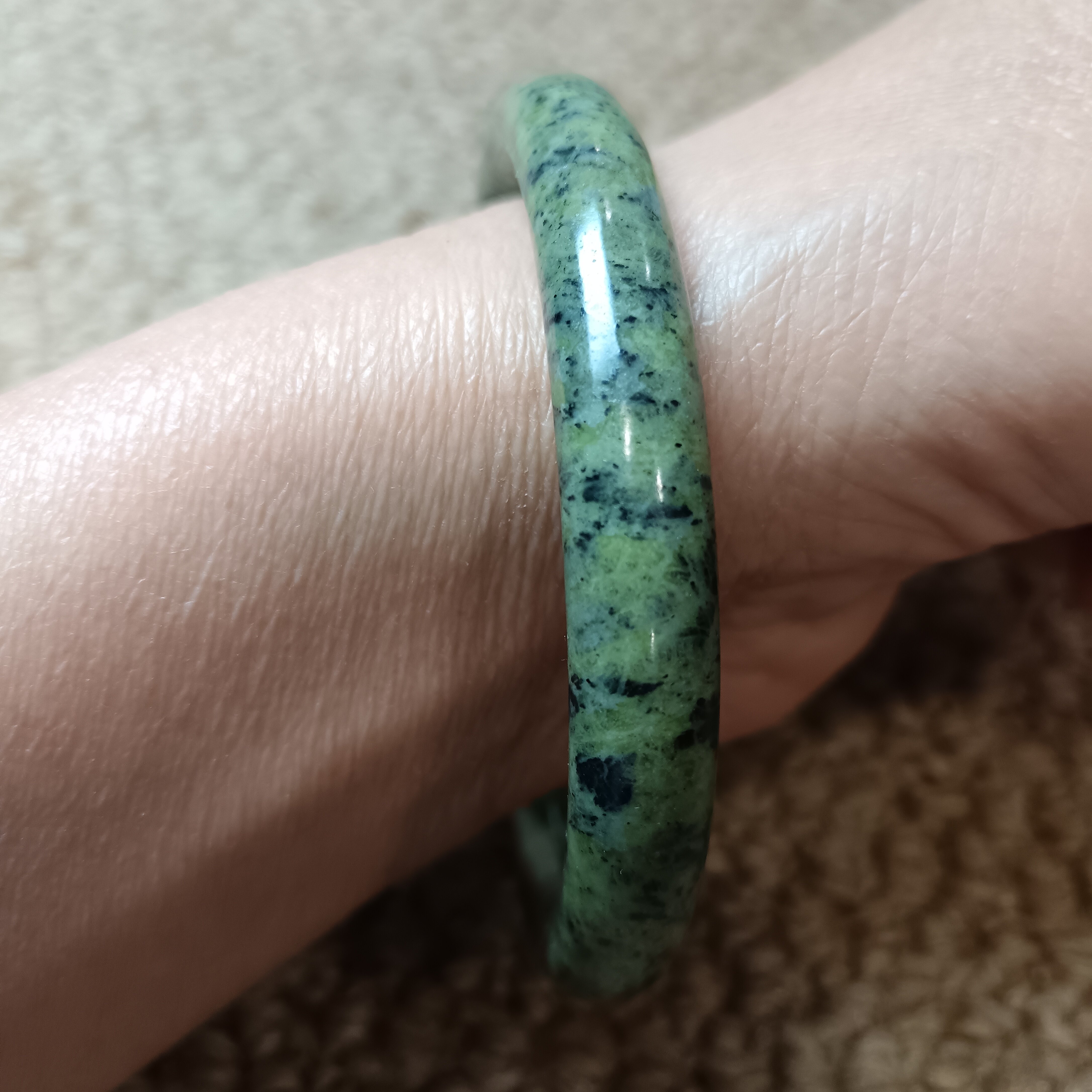 西藏药王石手镯浅黄绿蛇纹有磁圆条形贵妃镯圈口59.5mm宽10mm1905