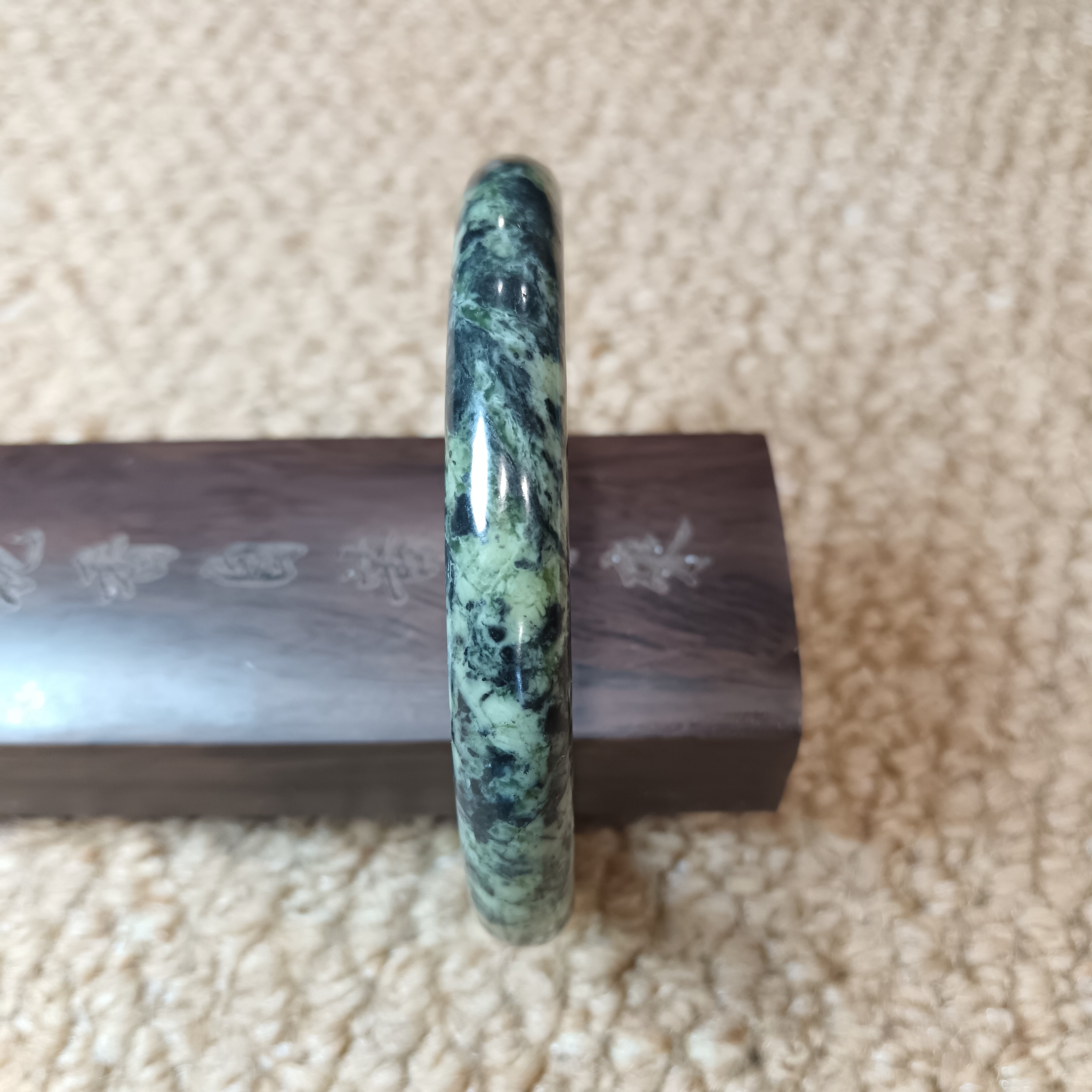 西藏药王石手镯浅绿石纹明显有磁圆条形贵妃镯圈口62mm宽10mm1906