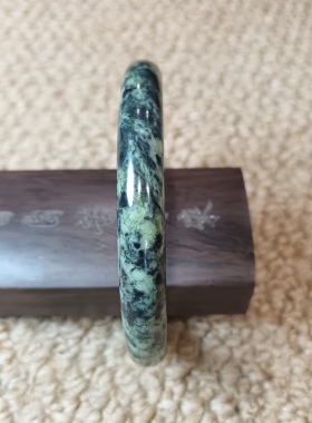 西藏药王石手镯浅绿石纹明显有磁圆条形贵妃镯圈口62mm宽10mm1906