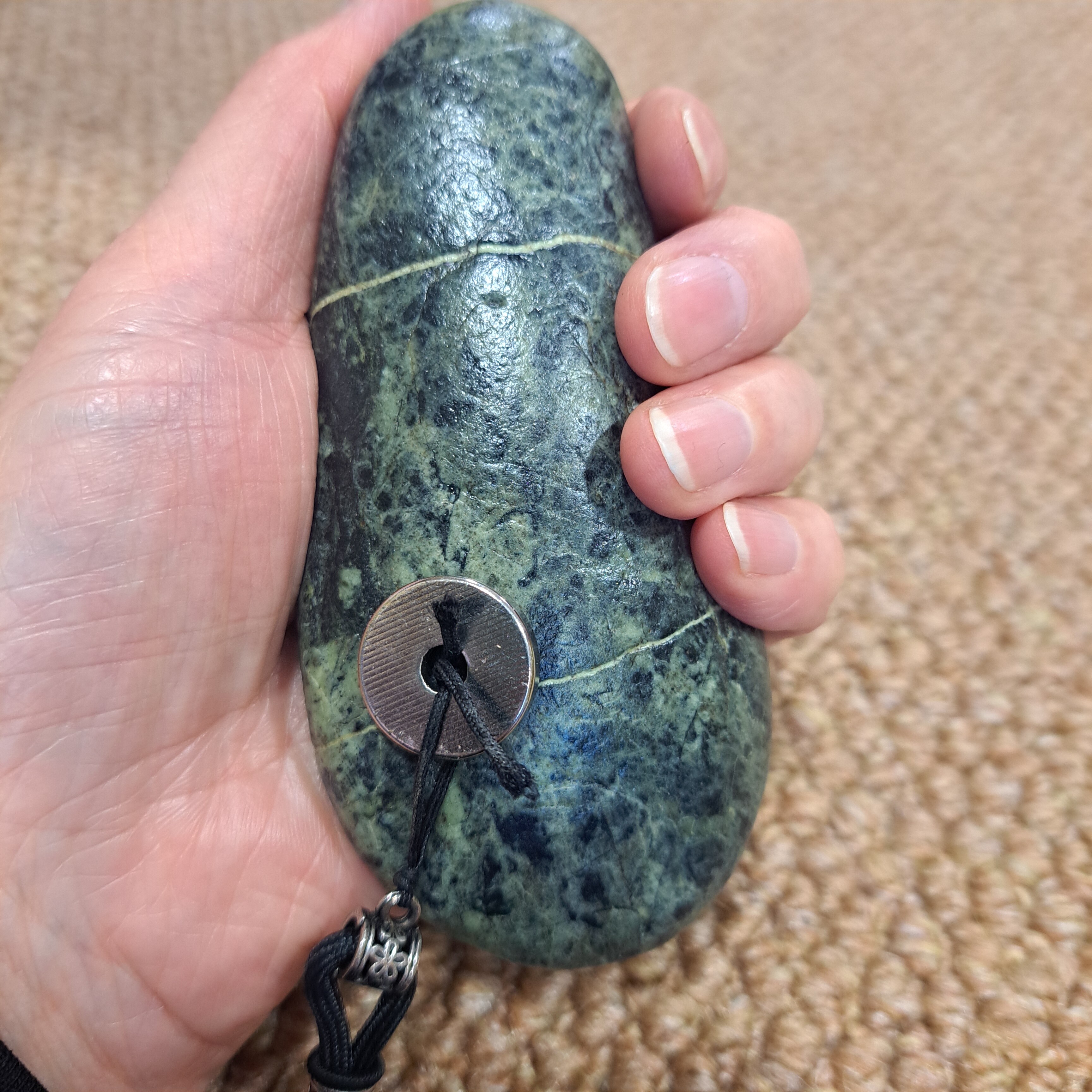 250克西藏药王石原石手把件摆件微瑕深绿色强磁养生把件336