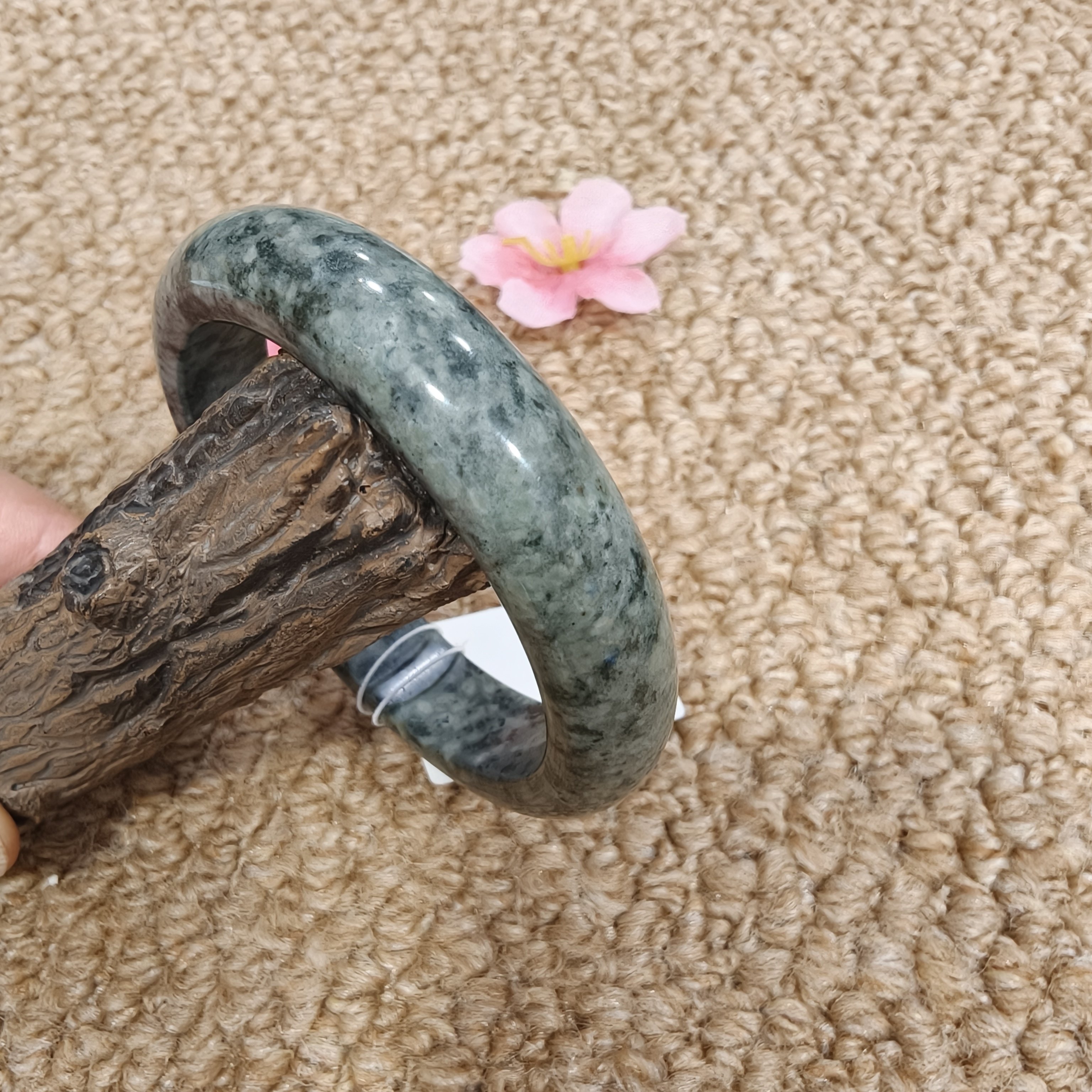 西藏药王石手镯冰透油润整体呈现灰绿色调有磁圈口58mm宽14mm2385