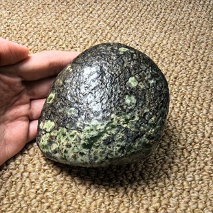 1.9斤西藏药王石青绿与墨色交织稀少独特肌理岁月质感小摆件370