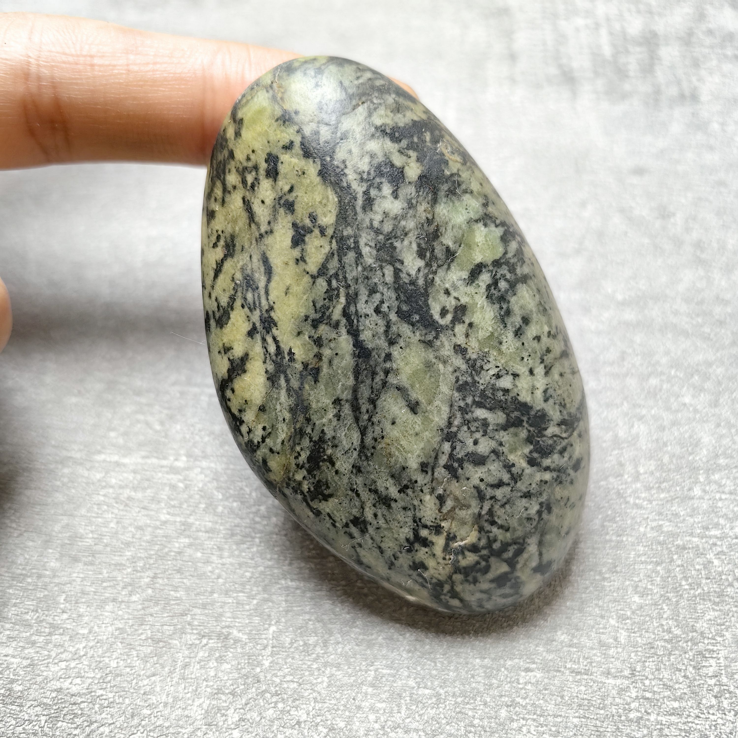 西藏药王石自然原石小吊坠手把件强磁磁疗重120g养生原石0534