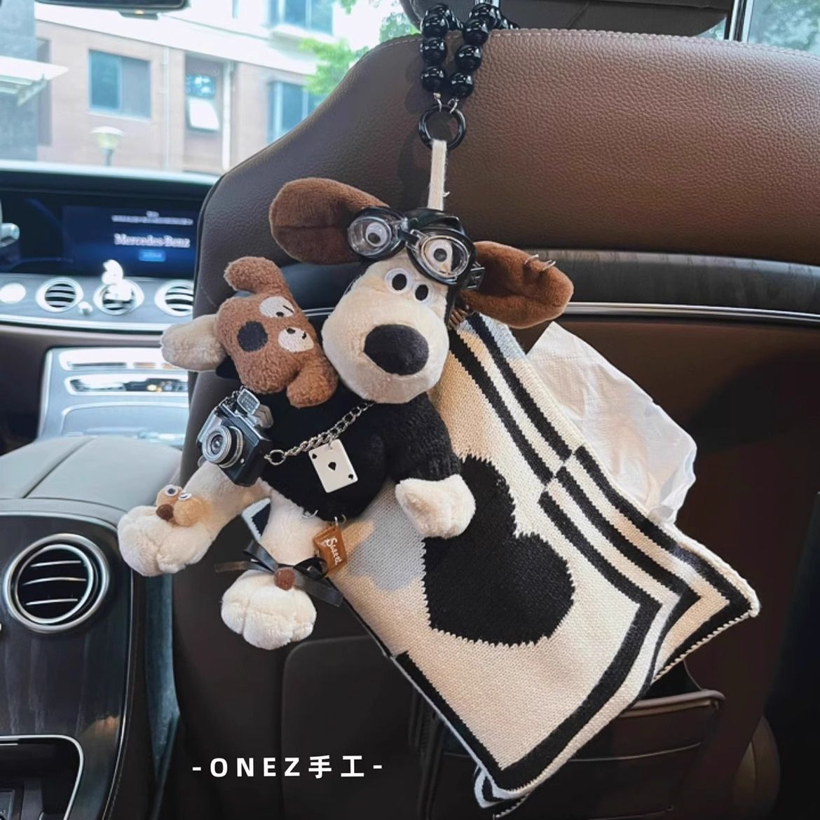 车载纸巾盒可爱狗狗公仔汽车抽纸盒座椅多功能车用挂式车内纸巾包