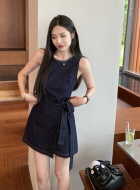 高级感深蓝色牛仔吊带连衣裙女设计感收腰绑带无袖不规则短裙夏季