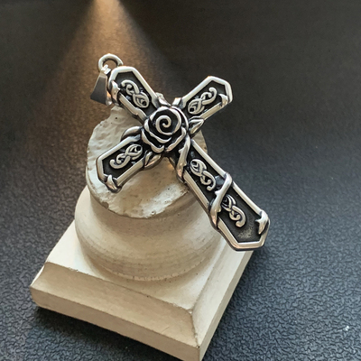 玫瑰十字-不掉色痞帅毛衣链吊坠