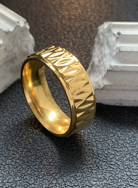 金菱-金色不掉色锤纹钛钢戒指男