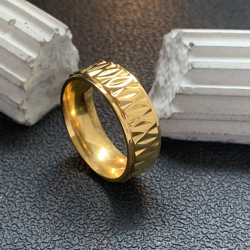 金菱-金色不掉色锤纹钛钢戒指男
