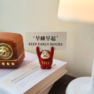 碎碎念时光 达摩小猪举手留言夹便签照片卡片夹桌面日式摆件