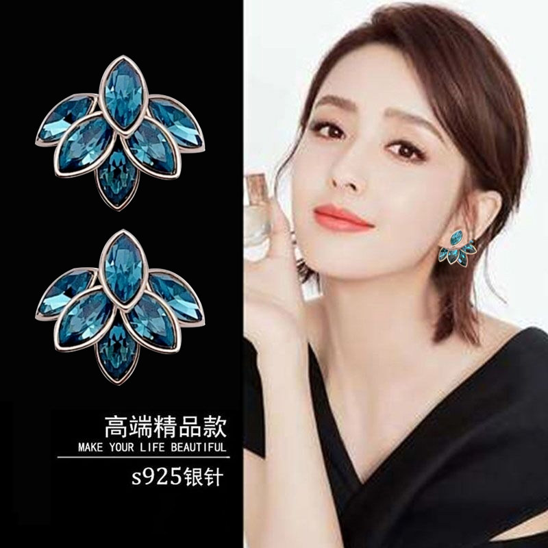 蓝色时尚复古高级感耳坠女妾之意