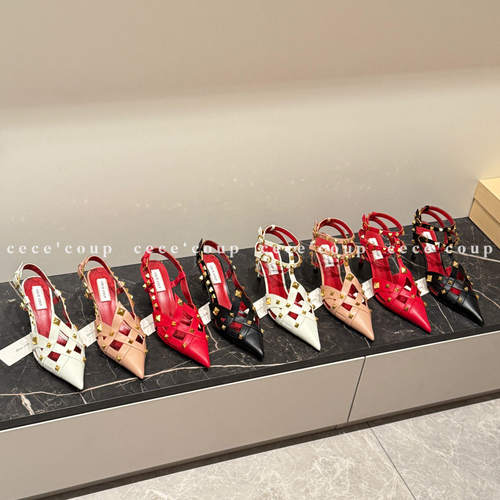 26FW金属铆钉尖头镂空高跟凉鞋