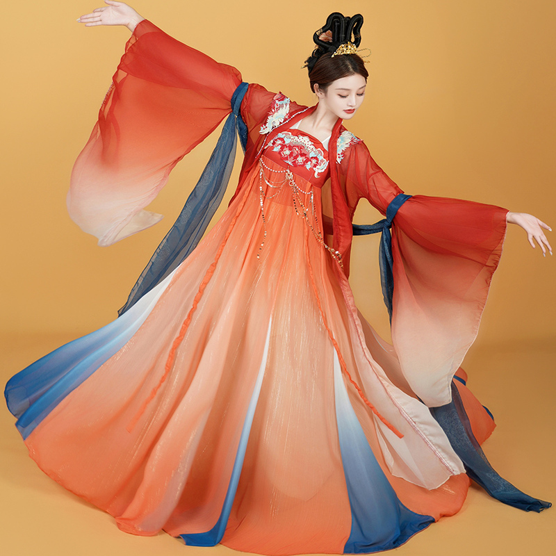 东姿秀服饰轻盈透气，气质突出