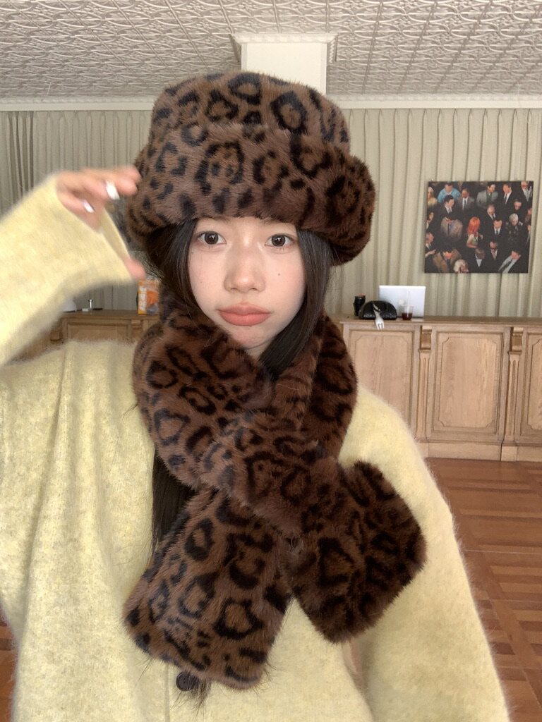 유행 동물 표범 인쇄 인조 모피 밍크 모피 곱슬 모자 인터넷 연예인 플랫 탑 집주인 분지 모자 세트와 동일한 스타일