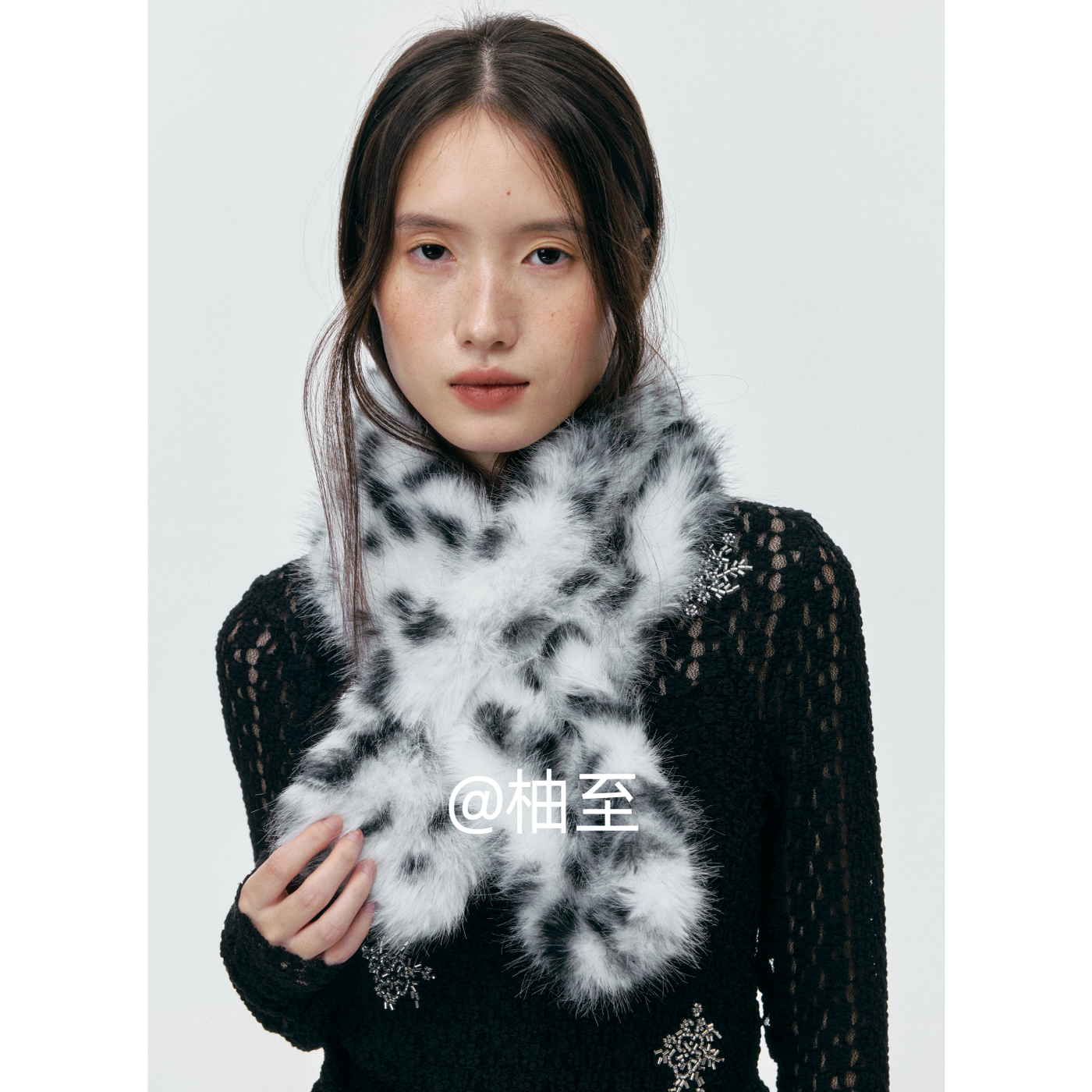 氛围感冷色系豹纹毛绒围巾女秋冬韩系防寒保暖护颈交叉围脖潮ins