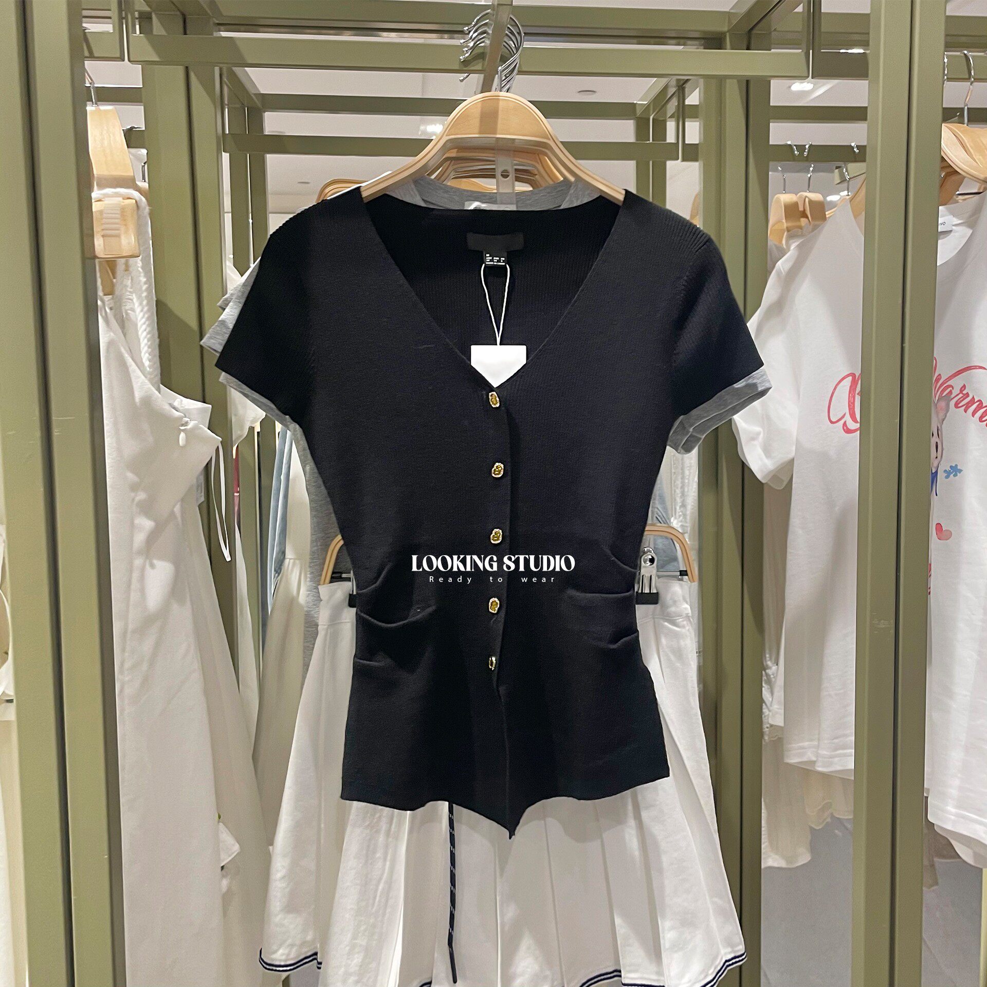 UR&DC2026春季新款魅力金属扣饰V领黑色短袖针织衫女修身短款上衣