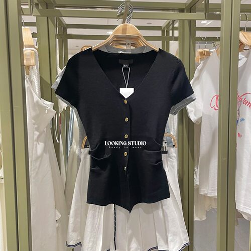 UR&DC2026春季新款魅力金属扣饰V领黑色短袖针织衫女修身短款上衣