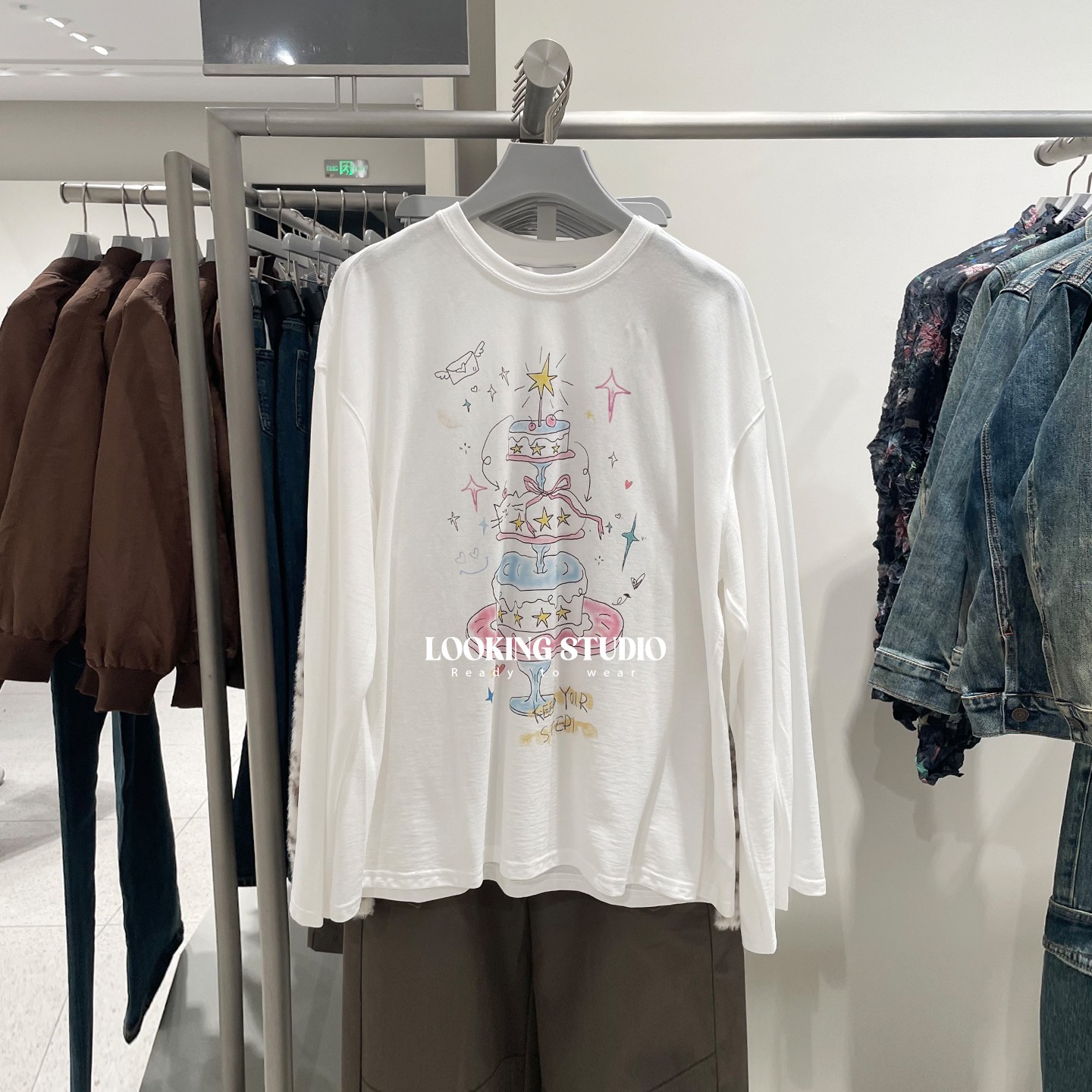 UR&DC2025秋季新款趣味休闲风蛋糕印花棉质宽松圆领白色长袖T恤女