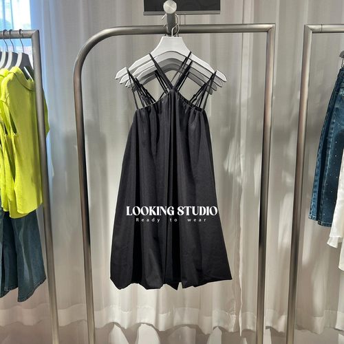 UR&DC2025夏季新款法式时尚设计感双肩带黑色花苞无袖吊带连衣裙