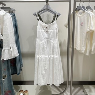 UR&DC2025秋季新款度假感波嬉风镂空刺绣收腰修身白色吊带连衣裙