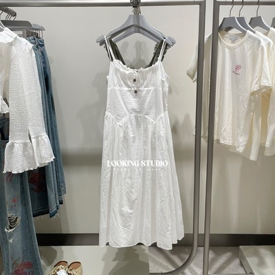 UR&DC2025秋季新款度假感波嬉风镂空刺绣收腰修身白色吊带连衣裙