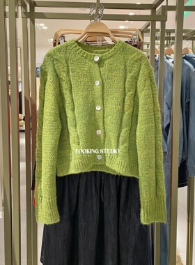 UR&DC2026春季新款绿色休闲绞花排扣圆领短款针织开衫女短款上衣