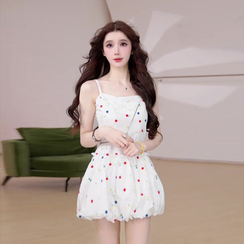 UR&DC2025夏季新款法式甜美减龄花朵刺绣打揽白色花苞吊带连衣裙