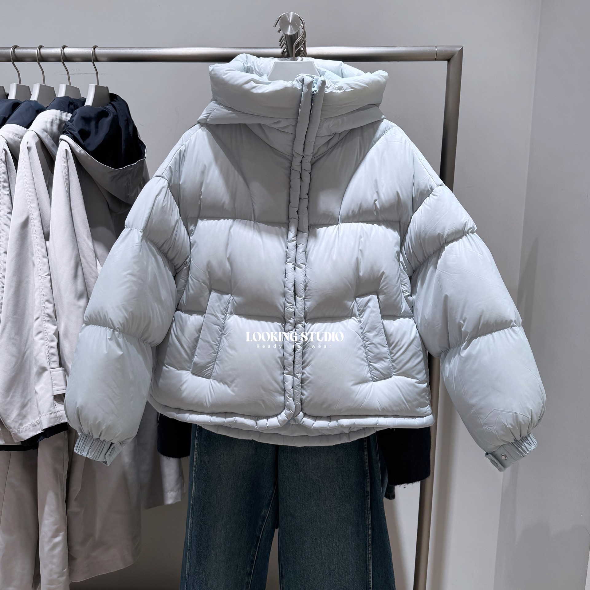 UR&DC2025冬季新款浅蓝色简约休闲绗缝连帽宽松保暖短款羽绒服女