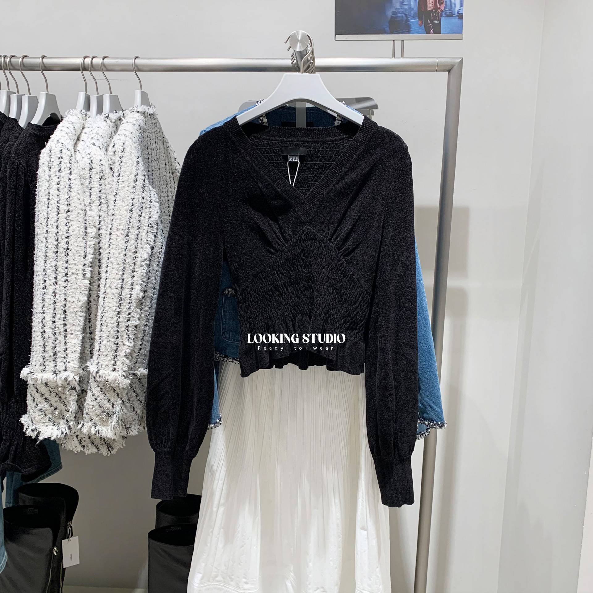 UR&DC2025秋季新款法式魅力肌理感V领泡泡袖短款针织衫女黑色上衣