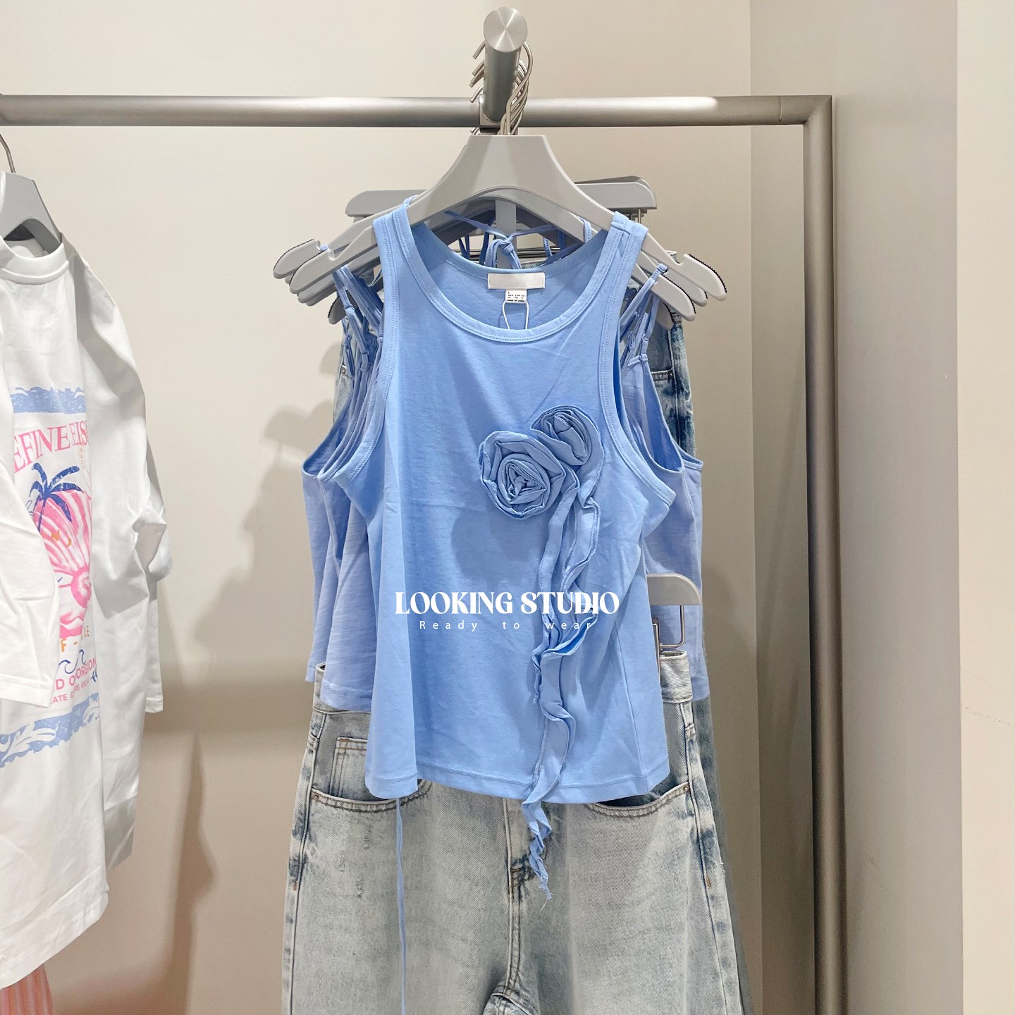 UR&DC2025夏季新款设计感时尚立体花朵饰圆领无袖背心女蓝色上衣