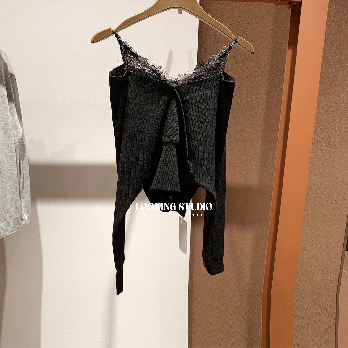 UR&DC2025秋季新款高级感气质纯欲魅力拼接蕾丝短款吊带针织衫女