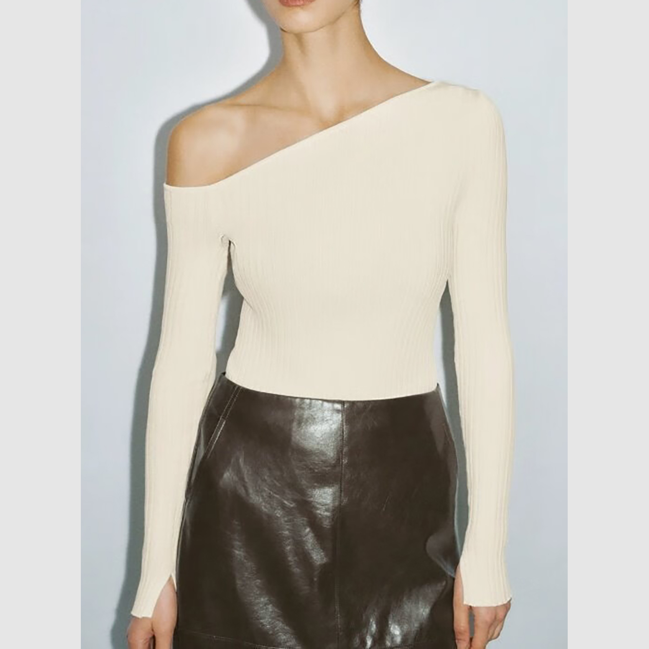 UR&DC2025秋季新款法式时尚气质氛围感纯欲斜领露肩长袖针织衫女