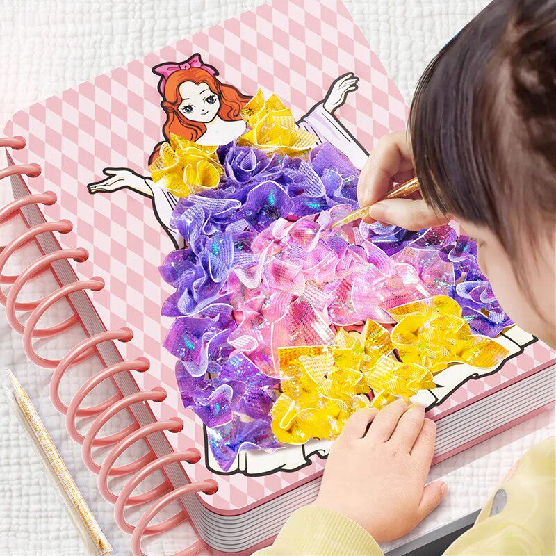 儿童手工diy梦幻手绘羊毛毡女孩玩具公主换装黏性贴纸书画画本女生搓搓乐安静书衣服涂色刮画剪纸百变换装绘图片