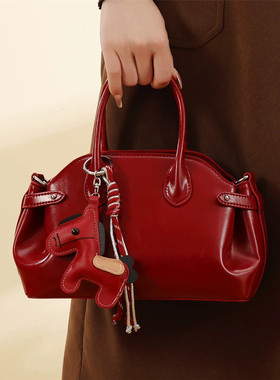 新年红色斜挎包包女时尚百搭马年挂饰单肩手提包结婚喜庆波士顿包
