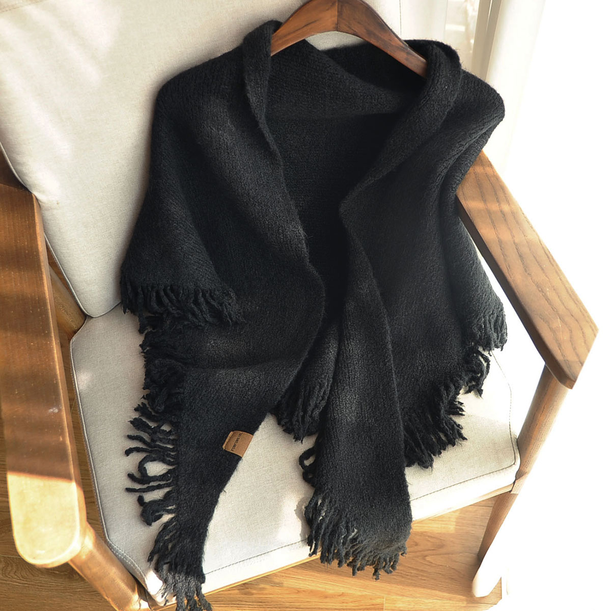 黑色流苏三角巾女百搭高级感简约针织围巾秋冬披肩外搭保暖围脖
