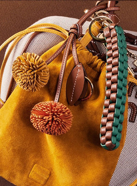 2025年秋冬小红书爆款m花朵球包包挂件麂皮绣球花吊坠挂饰挂绳