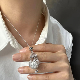 高级钛钢不褪色银色网兜珍珠项链2025新款轻奢小众水滴吊坠毛衣链