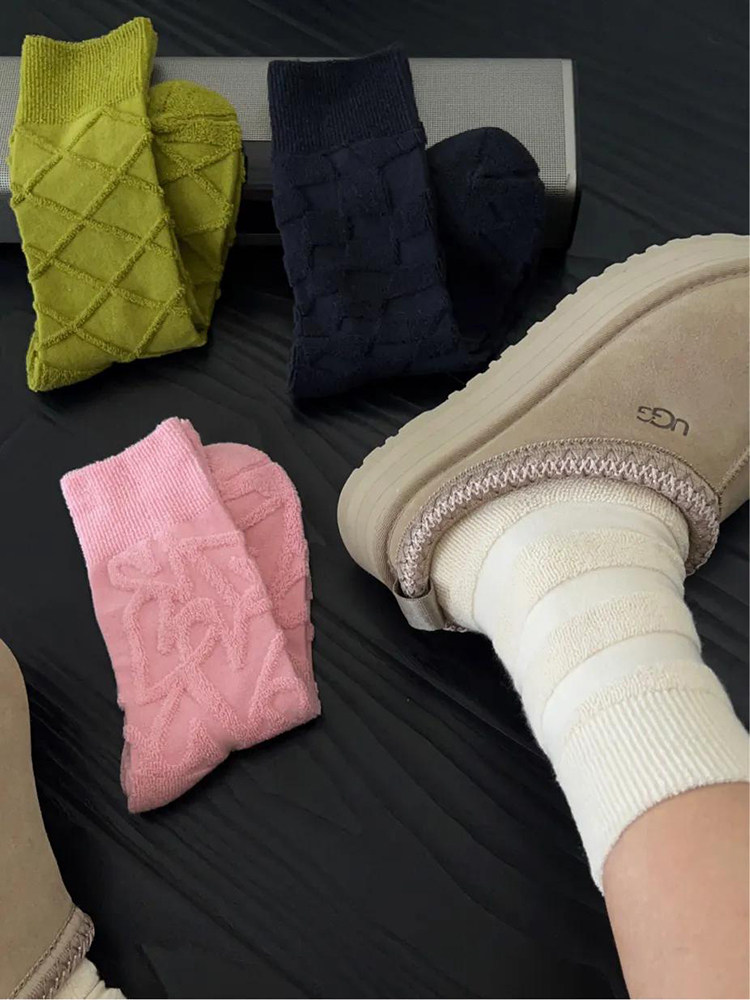THE PLUSH PAIR OF SNOW BOOTS IS REALLY WARM AND BEAUTIFUL  WEAR A TOWEL ON THE REVERSE AND THICKEN THE SOLID COLOR TO BE VERSATILE IN AUTUMN AND WINTER