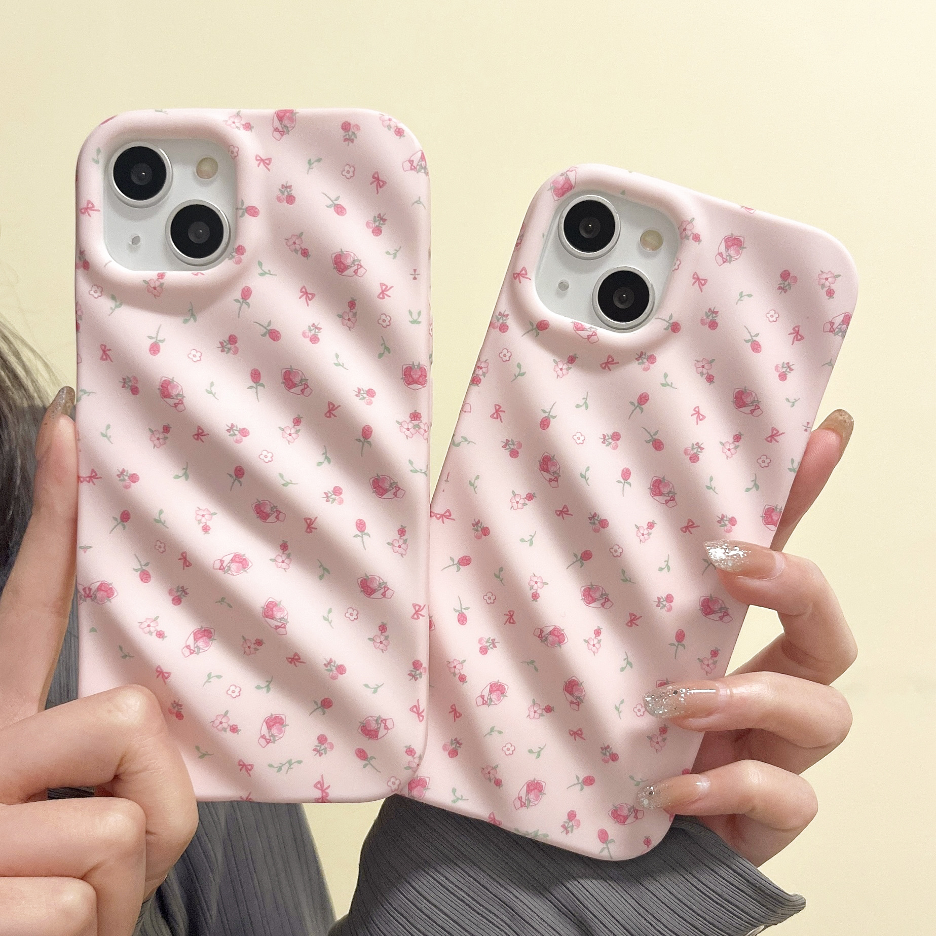 粉色小碎花朵适用iPhone16手机壳苹果15pro max温柔风14/13液态壳
