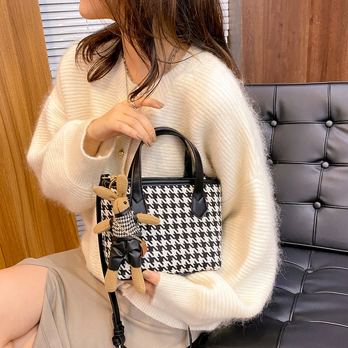 Небольшая небольшая сумка, сумка через плечо, модная маленькая изысканная сумка на одно плечо