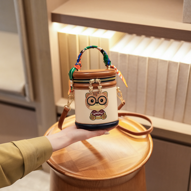 北包包手机包卡通小熊撞色水桶包