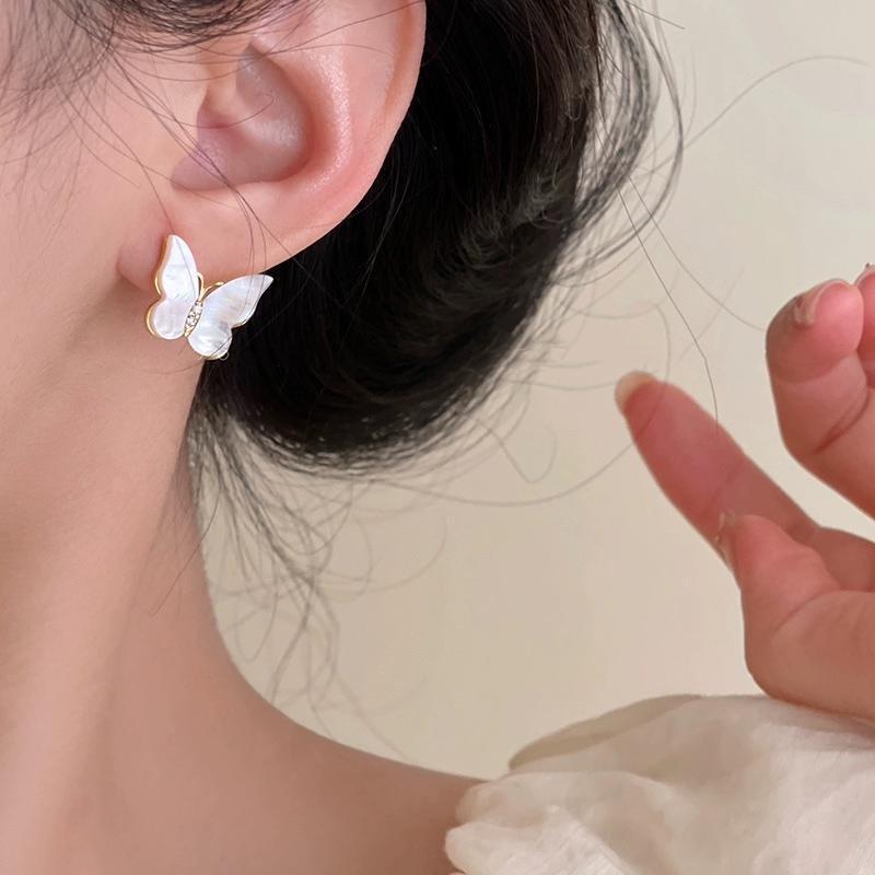 甜美白色蝴蝶耳钉女适合春天的小众耳环高级感2024新款爆款耳饰