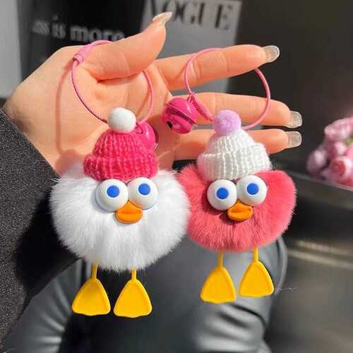 2026新款小鸭子汽车钥匙扣挂件毛绒公仔小煤球学生情侣包包挂饰