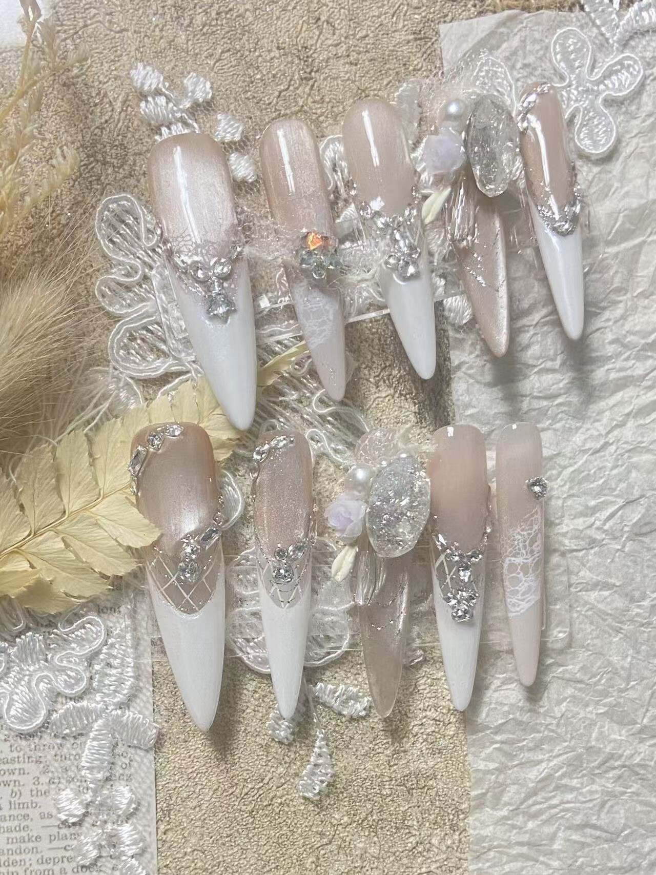 纯手工穿戴甲片白色渐变底色搭配精致蝴蝶结和珍珠装饰超美