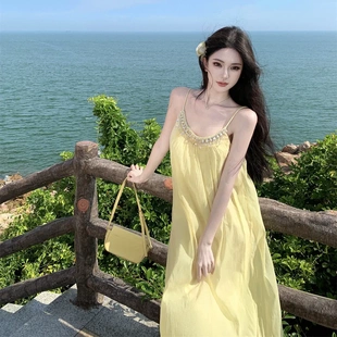 绝美黄色带钻吊带海边度假风连衣裙夏季 高级感法式 超仙露背裙子女