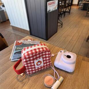 红格子新款化妆包可爱收纳姨妈巾大容量杂物便携拍立得小包