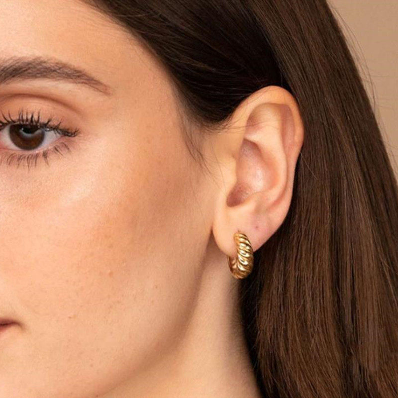 真欢喜牛角面包欧美饰品可爱颂耳环钛钢镀真金ins街拍流行饰品女