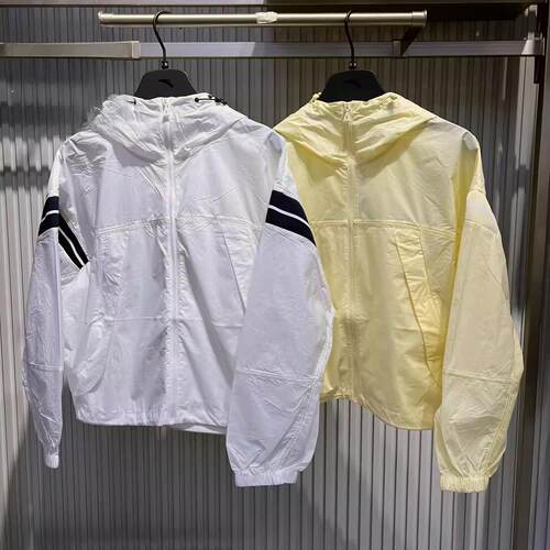 安踏女士夏季防紫外线连帽风衣