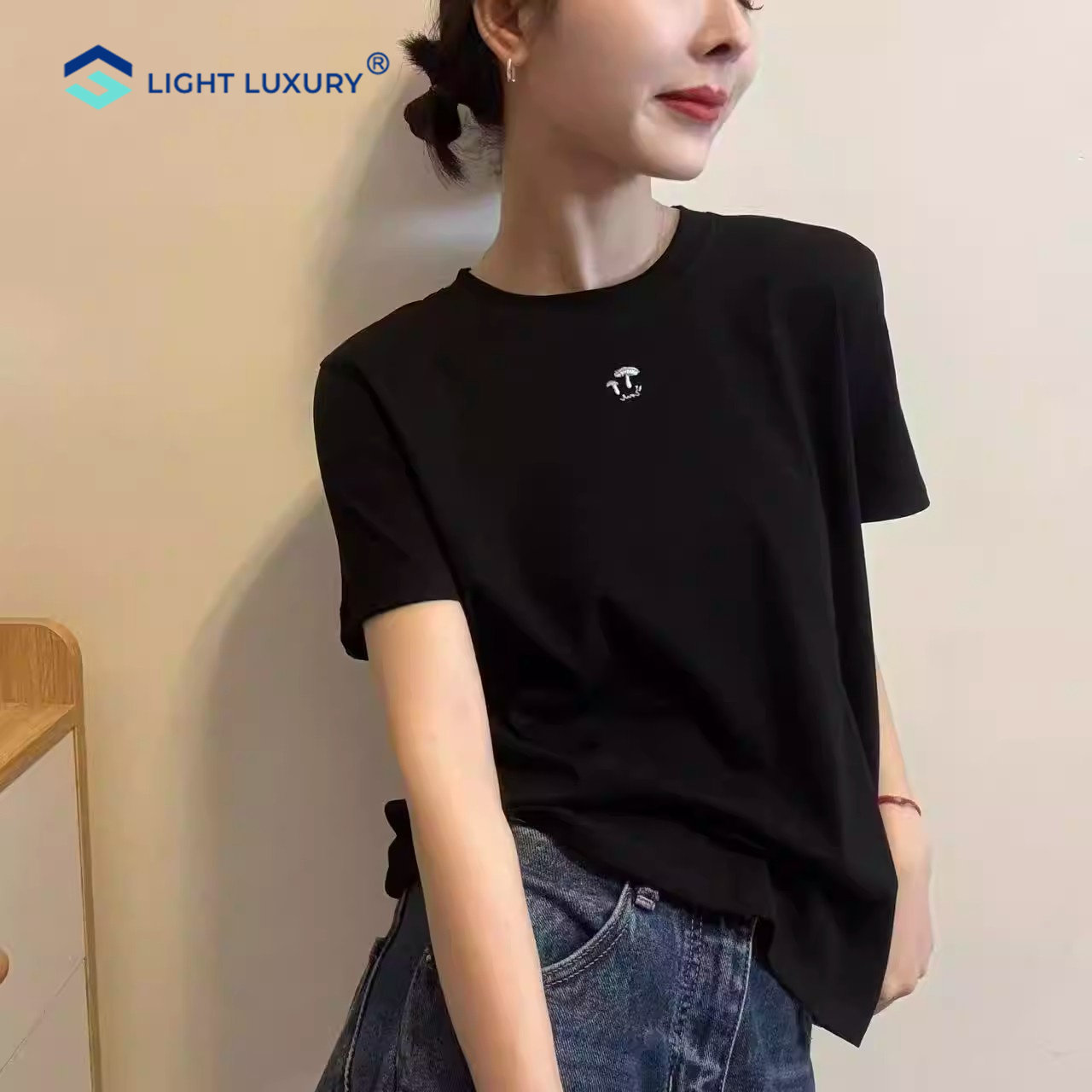黑色圆领刺绣短袖T恤女减龄简约