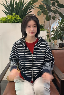 张雪迎明星同款条纹连帽卫衣女2026新款宽松休闲上衣复古条纹长袖